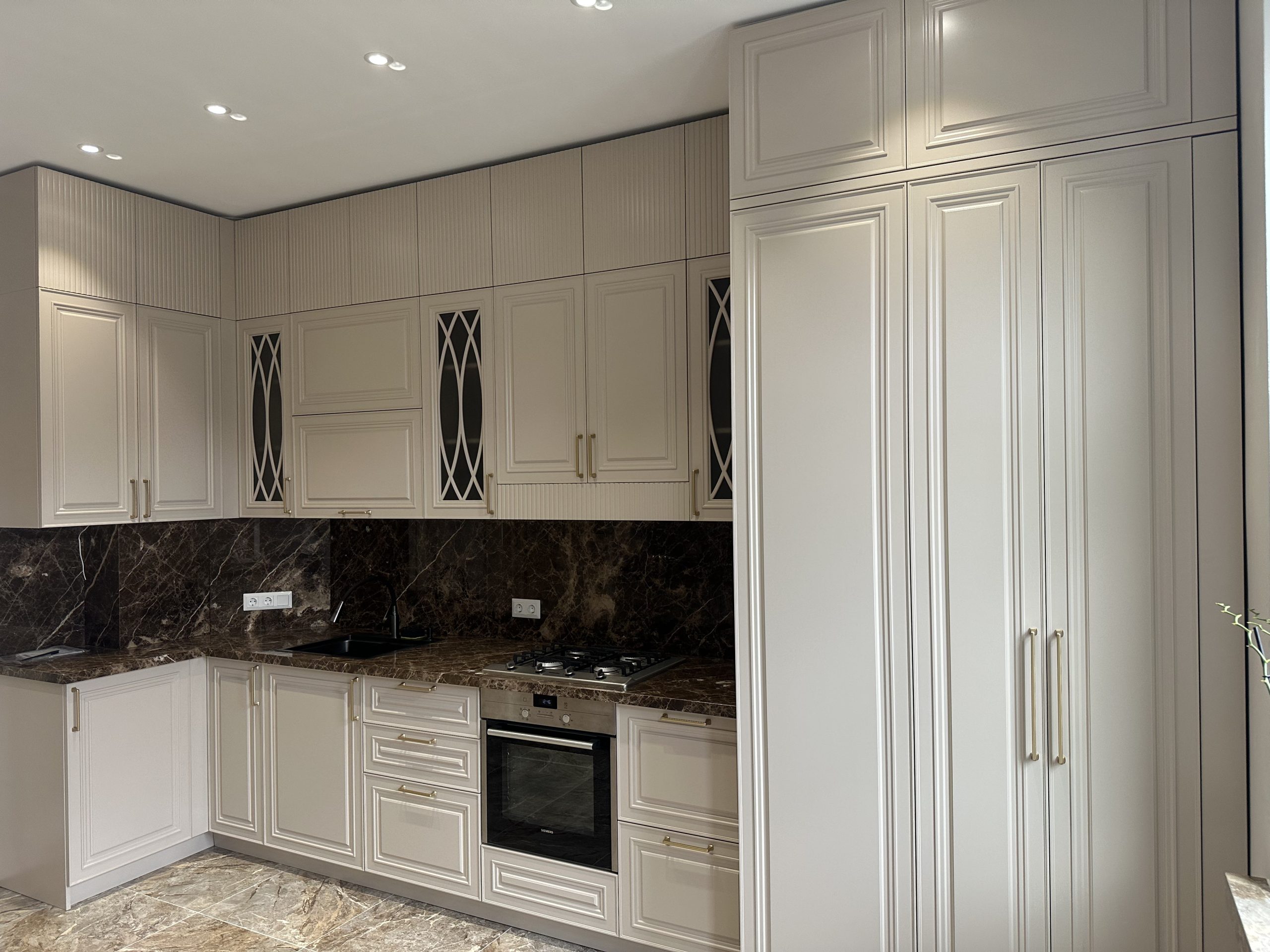 mobila in bucatarie la comanda de la frank de lux